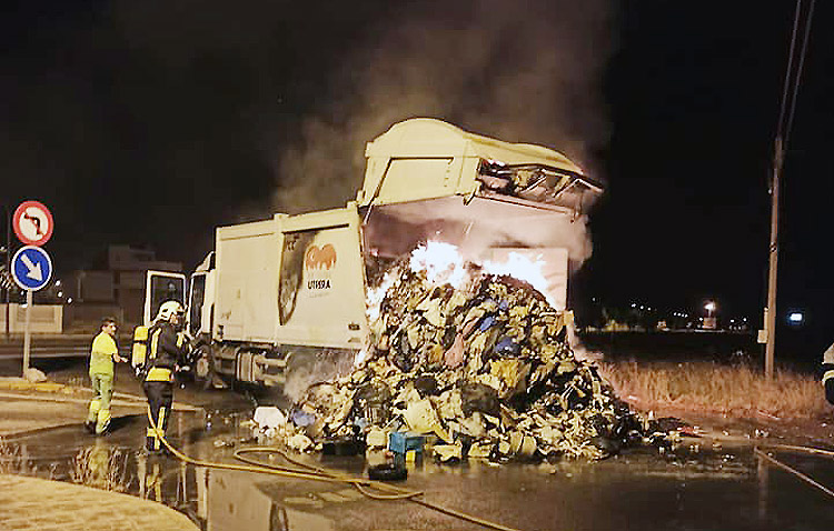 La carga de un camión de la basura sale ardiendo en pleno recorrido por Utrera