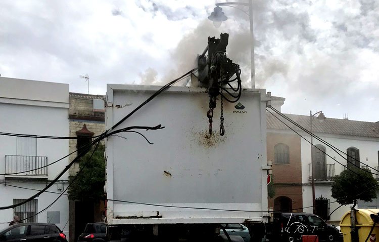 Un camión de recogida de cartón de Utrera se engancha con un cable de electricidad y provoca el incendio de la carga