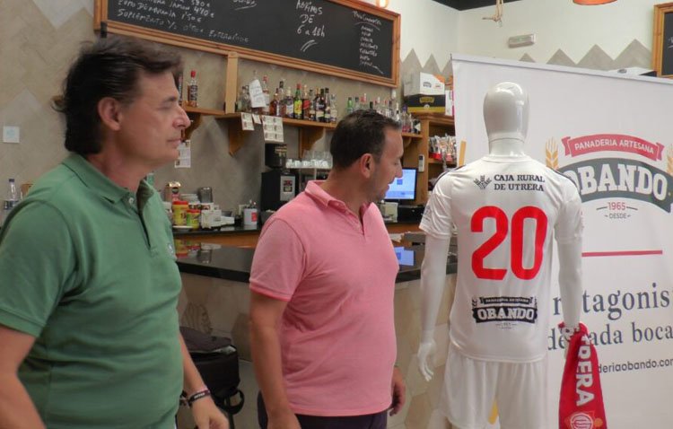 Obando acoge la presentación de la nueva equipación del CD Utrera
