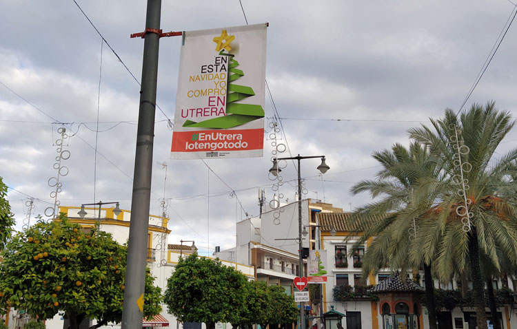 El Ayuntamiento instala casi 120 recordatorios por toda Utrera para señalar la trascendencia de comprar estas Navidades en la ciudad