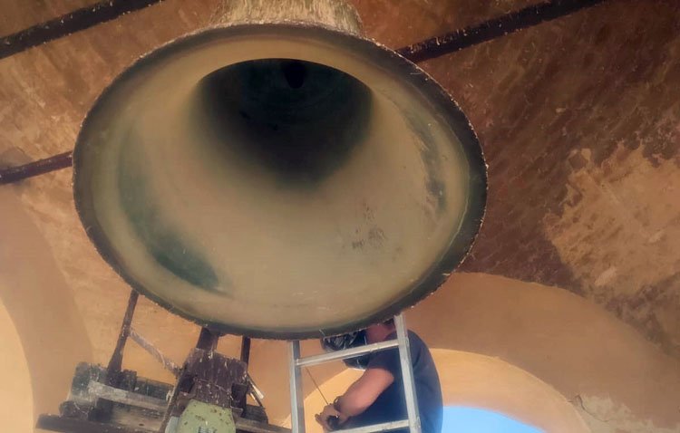 La parroquia de Santa María recupera su histórica ‘campana del reloj’