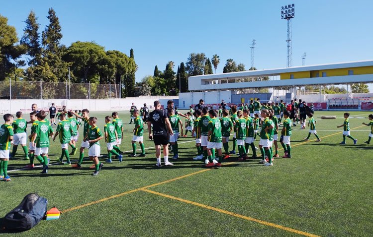 Decenas de niños cumplen su sueño participando en Utrera en el ‘Campus Dani Ceballos’