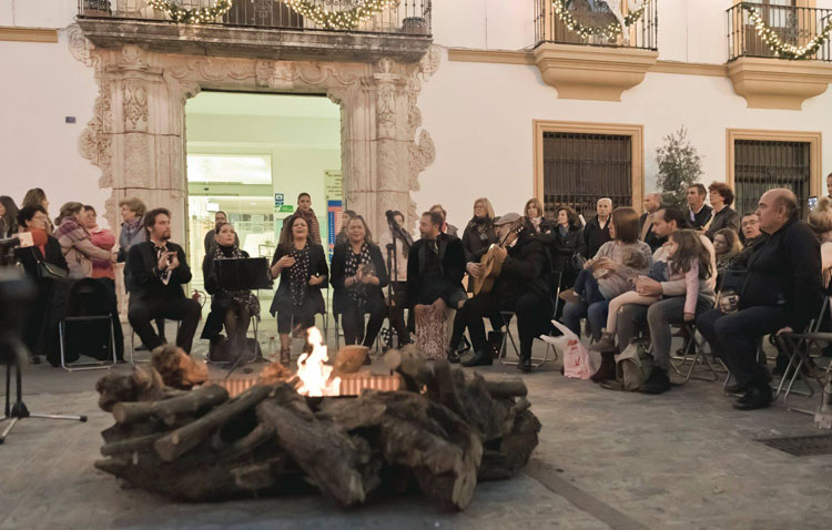 Una candela con sones de zambomba navideña en la plaza de Gibaxa