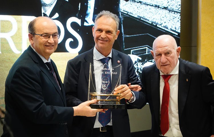 El Sevilla FC rinde homenaje al entrenador utrerano Joaquín Caparrós