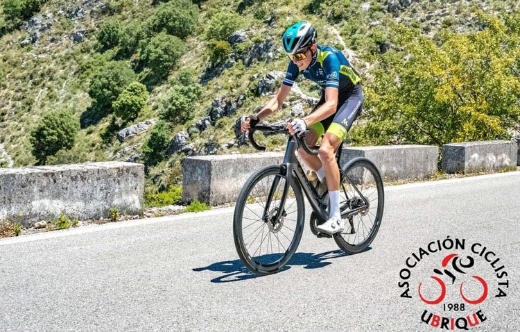 El ciclista utrerano Carlos Ramírez ‘Alan’ consigue el segundo puesto en la general de ‘La Patacabra’ de Ubrique
