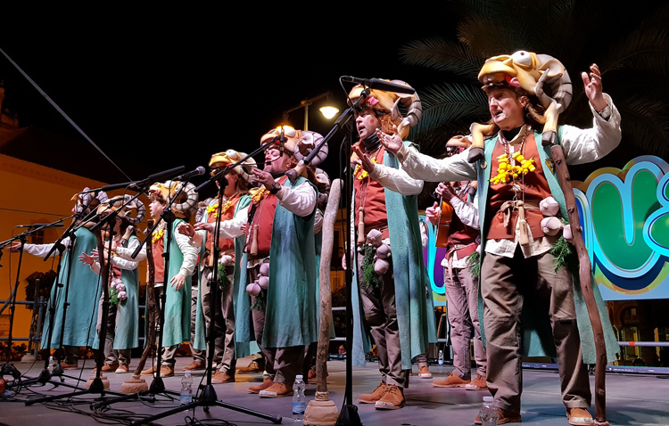 Las chirigotas del Bizcocho, Manolo Santander y el Cascana y la comparsa de Juan Carlos Aragón, protagonistas del carnaval en Utrera