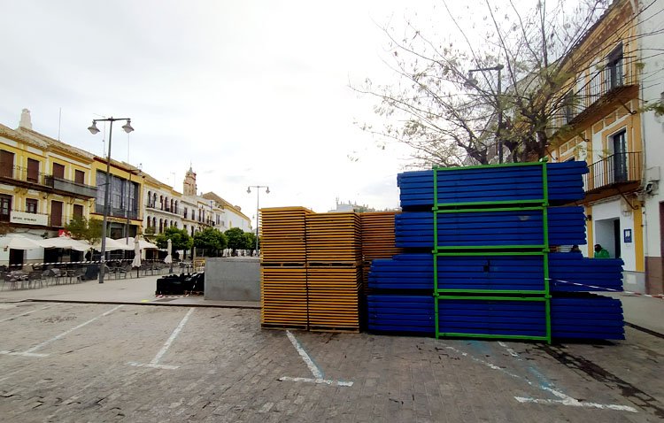 Otro paso simbólico del regreso a la normalidad de la Semana Santa: comienza el montaje de la reformada carrera oficial