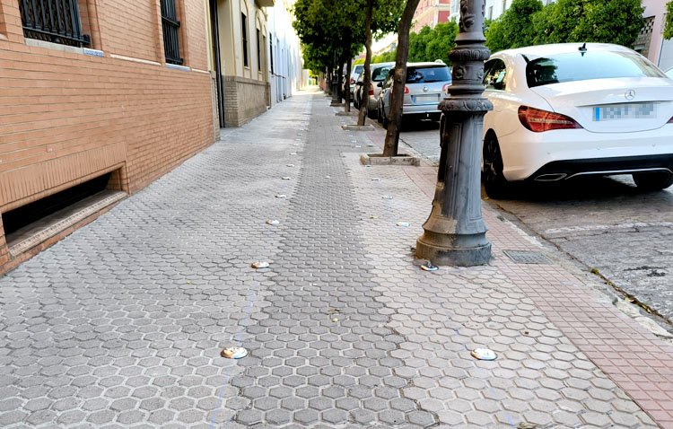 El nuevo carril bici transforma las aceras de la calle Vía Marciala en un espacio compartido para peatones y ciclistas