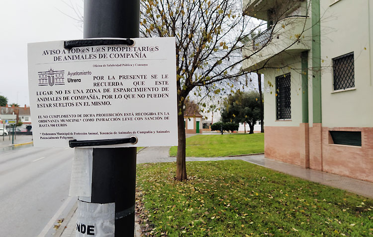 Multas de hasta 500 euros por tener sueltos a los perros en los jardines y zonas verdes de Utrera