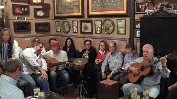 La trianera «Casa Anselma» lucha para evitar el cierre con una campaña en las redes sociales