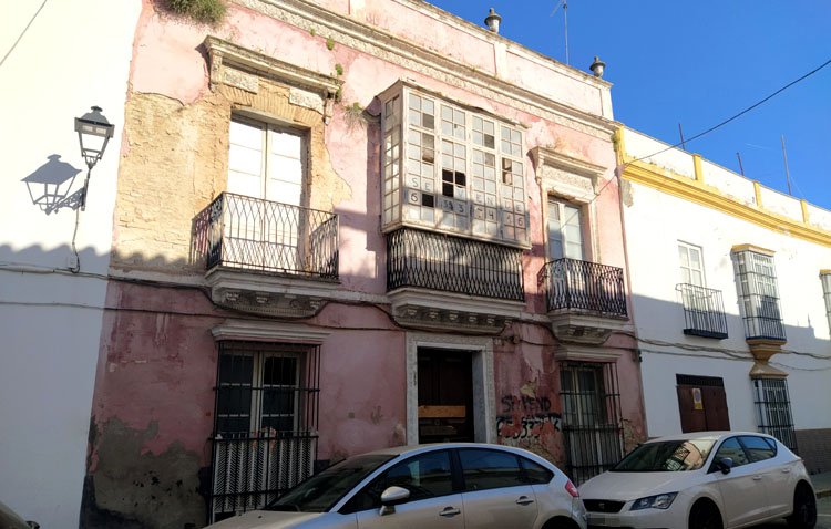 La comisión de casco histórico de Utrera autoriza convertir la casa rosa de la calle La Plaza en 14 apartamentos turísticos