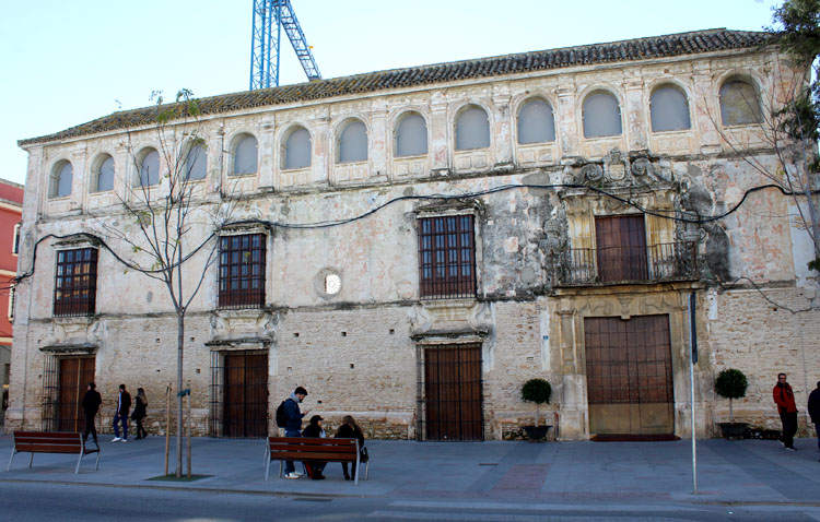 La fachada de la Casa Surga, a un paso de recuperar todo su esplendor