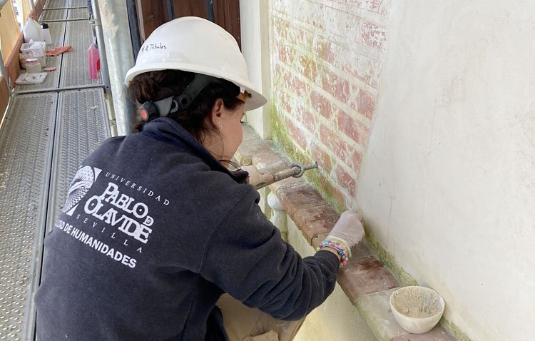 La restauración de la fachada de la Casa Surga deja al descubierto la «belleza monumental» del edificio [VÍDEO]