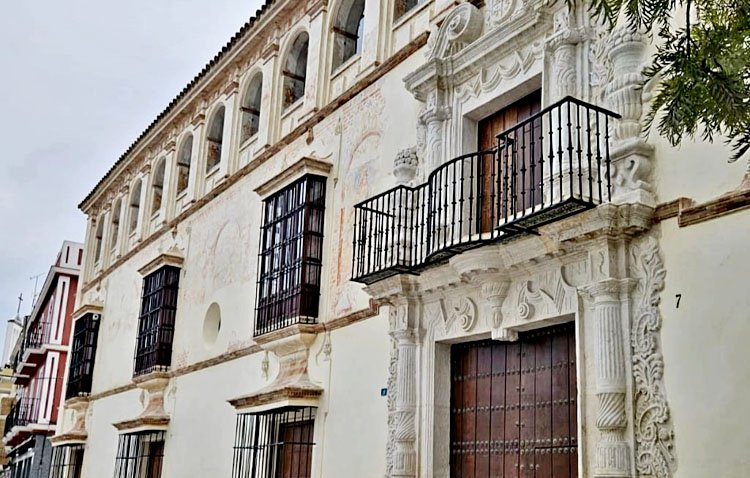 La Casa Surga descubre el esplendor de su fachada