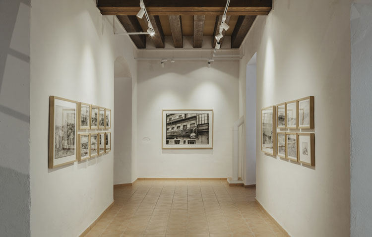 Más de 6.000 personas descubren la Utrera en blanco y negro en los primeros dos meses de la exposición de Cela en la Casa Surga