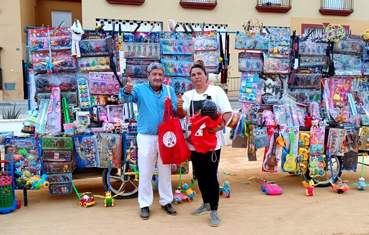 El gesto solidario de la asociación de casetas de Utrera con un grupo de feriantes