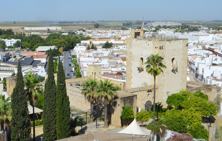 Un paso administrativo crucial para recuperar los espacios públicos ocupados por viviendas en el entorno del castillo de Utrera