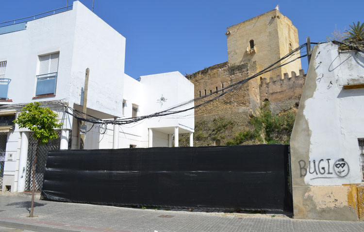 La nueva calle peatonal a los pies de la muralla del castillo entrará en servicio en un mes