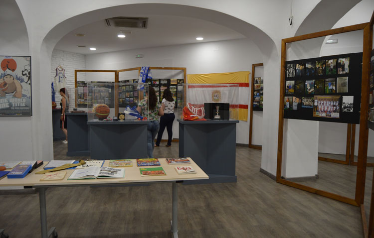 Medio siglo de vida del baloncesto utrerano recogido en una exposición (IMÁGENES)
