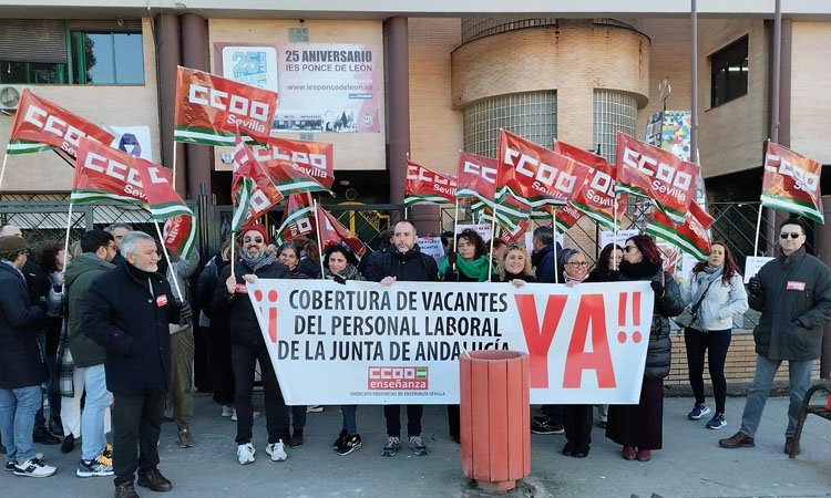 Una concentración reclama en Utrera la cobertura de vacantes de personal laboral en los centros educativos sevillanos