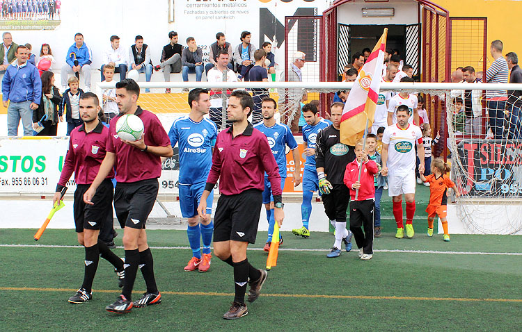 Los equipos saltando al terreno de juego