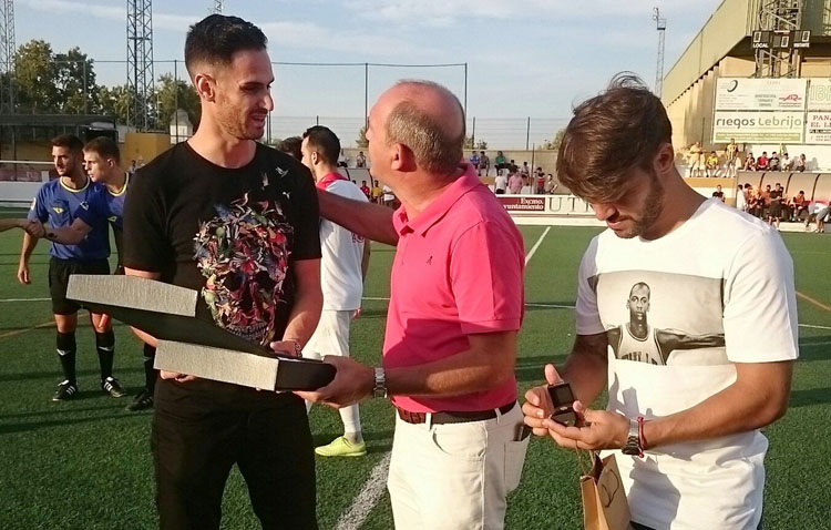 El C.D. Utrera empata ante el San Roque de Lepe (1-1) en un partido con homenaje a Rubén Cruz