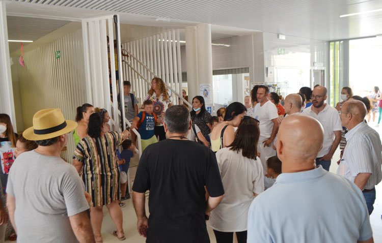 Los padres del colegio Al-Andalus se llevan a sus hijos de clase en señal de protesta por no tener aire acondicionado