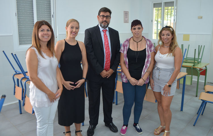 El alcalde destaca el «espectacular resultado» del cambio de ventanas e iluminación promovido por el Ayuntamiento en los colegios de Utrera