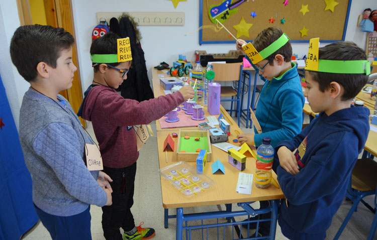 Materiales reciclados e imaginación, ingredientes perfectos para crear nuevos juguetes en un colegio de Utrera