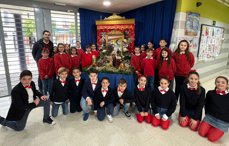 Un original sorteo de la Lotería de Navidad inunda de regalos el colegio Álvarez Quintero