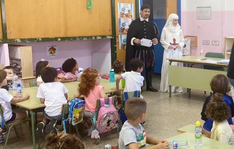Don Juan Tenorio y Doña Inés ‘se cuelan’ en las clases del colegio Coca de la Piñera