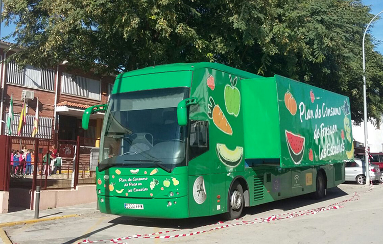 El «Frutibús» acerca el consumo de frutas al colegio La Fontanilla