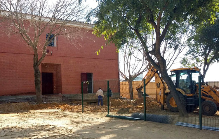 Mejoras en el patio del colegio La Fontanilla cerrado al uso tras la polémica por la supuesta existencia de pulgas