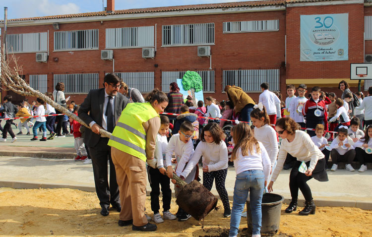 El colegio La Fontanilla celebra el día de la «ecopaz» con una plantación de árboles en el patio del centro (VÍDEO)