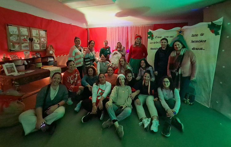 Talleres solidarios y una casa de Papá Noel llenan del espíritu navideño el colegio Juan Antonio Velasco [GALERÍA]