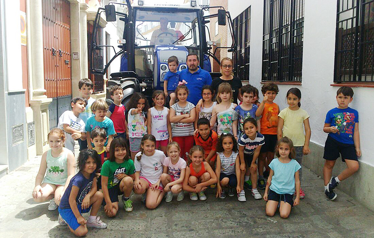 Clases en un tractor en el colegio Rodrigo Caro (IMÁGENES)