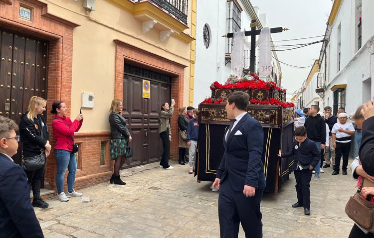 Los niños del colegio Rodrigo Caro conmemoran el Viernes de Dolores con su popular procesión [GALERÍA]