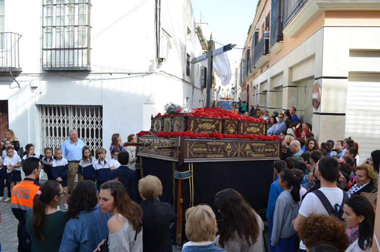El colegio Rodrigo Caro recupera la procesión con su «pasito»