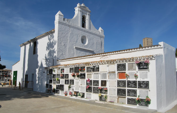 El mal estado de la capilla del cementerio obliga a cerrar el patio anexo por peligro de desprendimientos