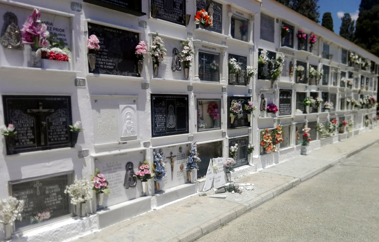 Refuerzo policial en el cementerio de Utrera tras el destrozo de 60 lápidas