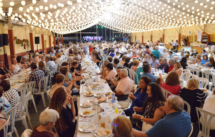Cena del pescaíto y primeros compases musicales en la caseta municipal