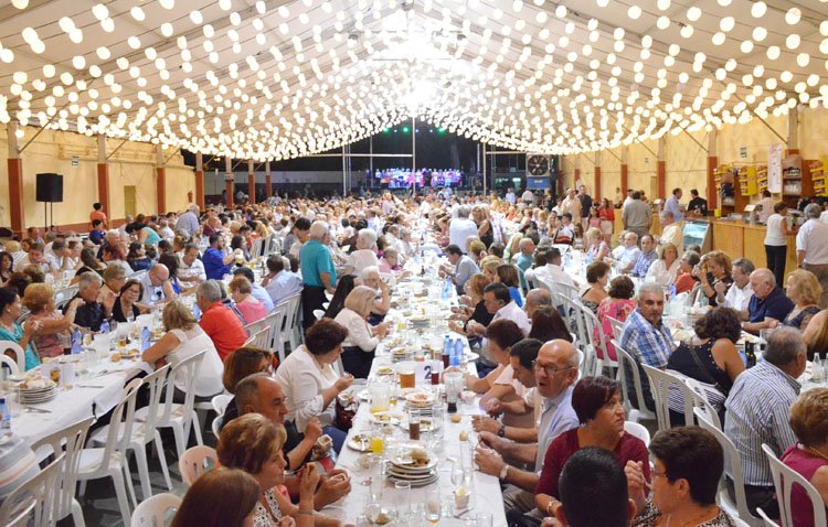 Cena del pescaíto y primeros compases musicales en la nueva caseta municipal