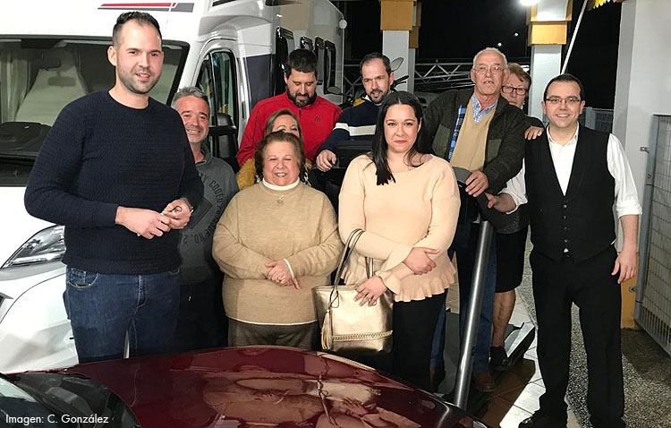 El ganador de la cesta de «El paisano» recoge junto a la familia su interminable lista de regalos