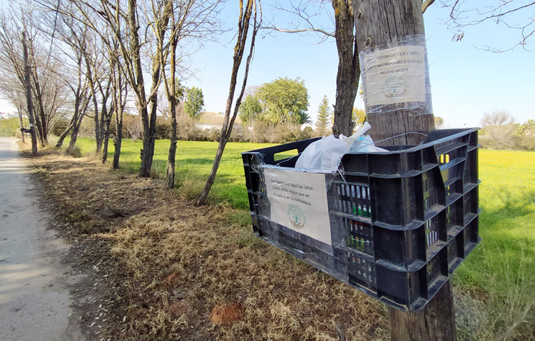 Un grupo de voluntarios coloca cestas en diversos lugares de Utrera para recoger los residuos de los ciudadanos