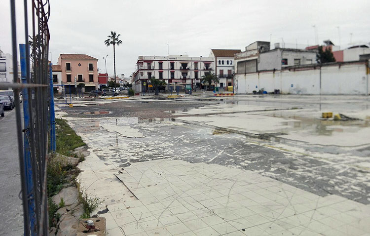 El parking del antiguo Champion sigue cerrado en Semana Santa a pesar del anuncio de Villalobos