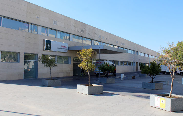 Los sindicatos CCOO y Satse denuncian «recortes de derechos» en el CHAR de Utrera
