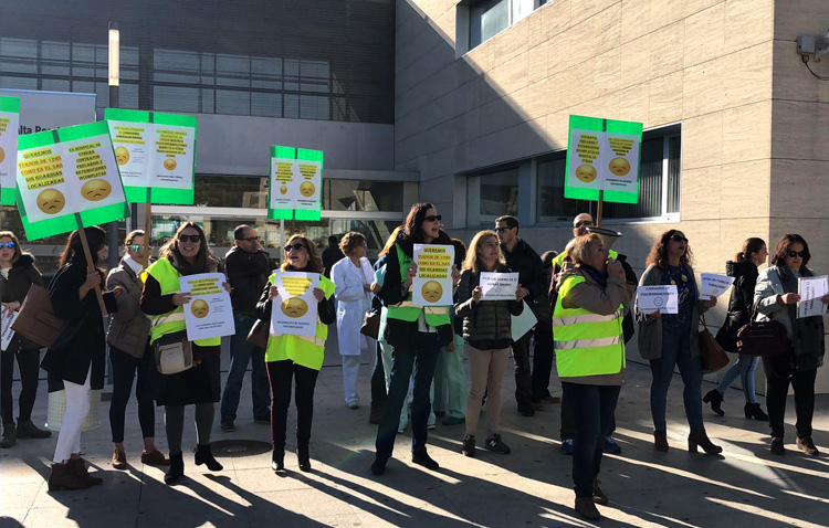 Los trabajadores del hospital de Utrera vuelven a salir a la calle a denunciar la «nefasta gestión» de este centro sanitario