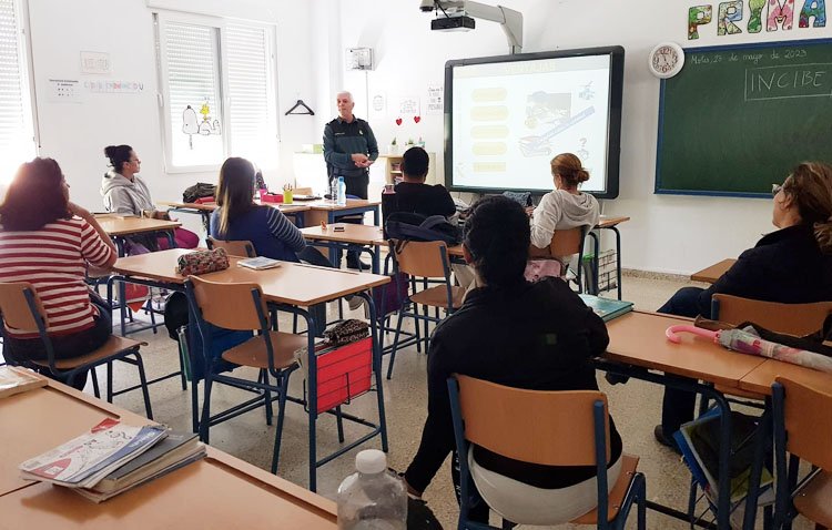 La Guardia Civil de Utrera se adentra en las aulas para poner coto al ciberacoso