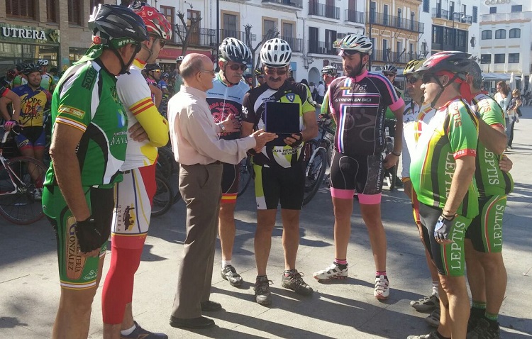 ciclismo-homenaje-david-sanchez-baba-utrera-placa