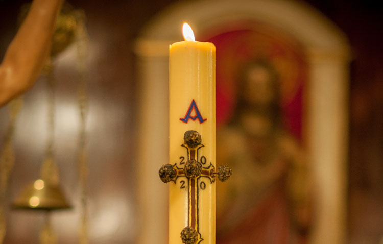 La vigilia pascual marca el camino a la Resurrección del Señor en cinco templos de Utrera